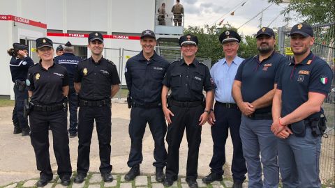 Two Spanish police officers, a police officer from the German water police, a police officer from Lower Saxony, Richard Braun and two Italian police officers shortly before the arrival of the French Minister of the Interior