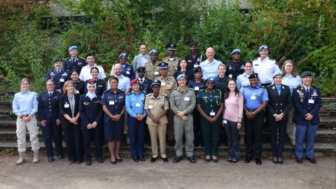 All participants of the seminar stand together for a group photo.