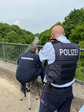 Polizisten des Rhein-Erft-Kreises bei der Geschwindigkeitsmessung auf der B 59 in Pulheim