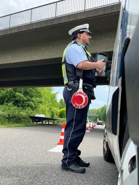 Polizist des Rhein-Erft-Kreises bei einer Verkehrskontrolle auf der B 59 in Pulheim