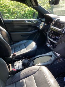 Unbekannte entwenden Lenkrad und Mittelkonsole aus Auto
