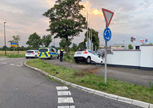 PKW in Mauer