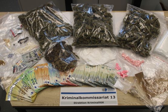 Drogen und Bargeld bei Wohnungsdurchsuchungen sichergestellt