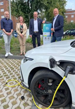 Landrat Frank Rock, Bergheims Bürgermeister Volker Mießeler, Dr. Stefan Röder und Ulrike Heimbüchel Direktionsleiterin Zentrale Aufgaben Polizei Rhein-Erft-Kreis