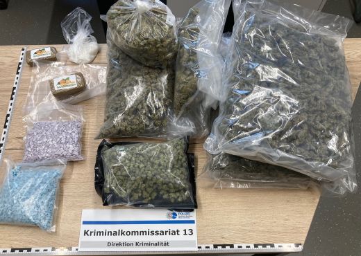 Sichergestellte Drogen liegen auf einem Tisch