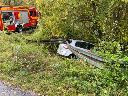 Auto rutschte in Frechen unter eine Leitplanke
