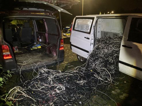 Kabel liegen zwischen zwei Transportern in Hürth