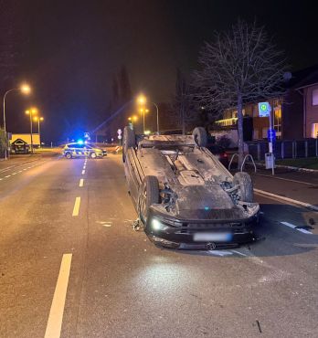 VW Polo landete in Bergheim nach einem Verkehrsunfall auf dem Dach