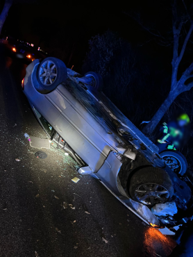 Verunfalltes Auto liegt auf dem Dach