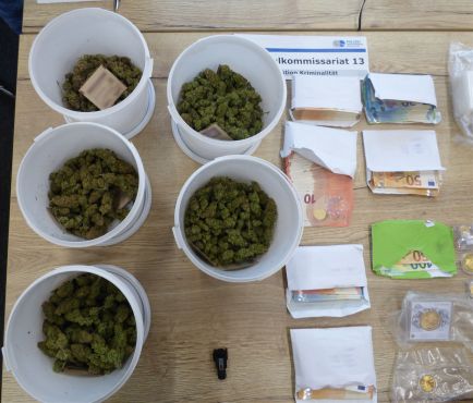 Sichergestellte Drogen und Bargeld