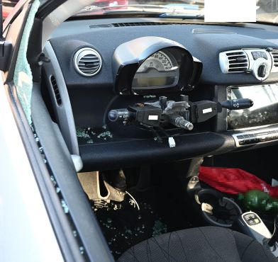 Eingeschlagene Autoscheibe und Lenkrad entwenden