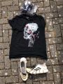 Kleidung des unbekannten Radfahrers: Schwarzes T-Shirt mit Aufdruck, weiße Turnschuhe und Mütze mit Tarnmuster