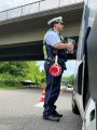 Polizist des Rhein-Erft-Kreises bei einer Verkehrskontrolle auf der B 59 in Pulheim